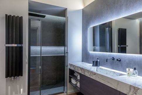 Bagno in stile contemporaneo di 7 di Castelli Sasso architetti