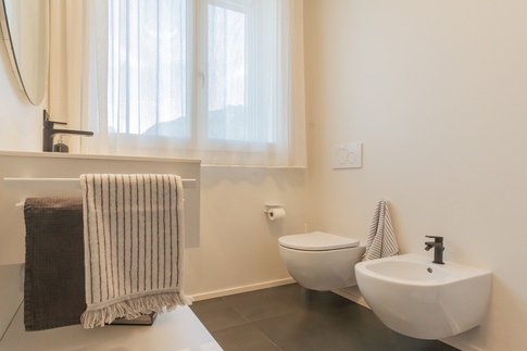Bagno in stile moderno di 5 di Alessandra Parolini Studio