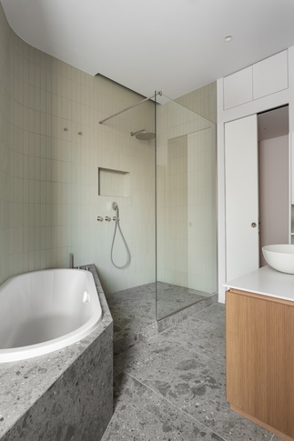 Bagno in stile contemporaneo di 5 di TGA_Studio Bagno in stile contemporaneo di 5 di TGA_Studio