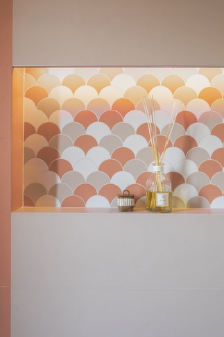 Bagno in stile minimal di 4 di Architetto Sara Edalatkhah