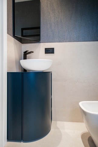 Bagno in stile contemporaneo di 3 di Laura Mapelli Architetto Bagno in stile contemporaneo di 3 di Laura Mapelli Architetto