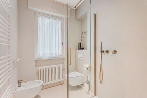 Bagno in stile minimal di 6 di Sofia Carta Studio