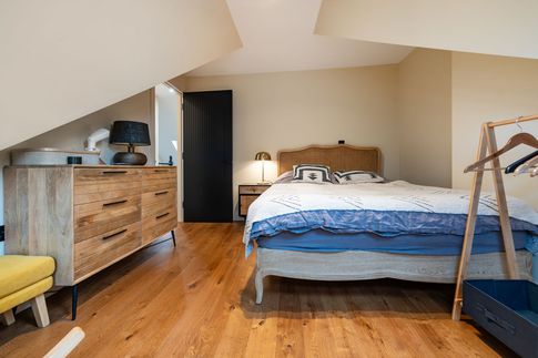 Camera da Letto in stile contemporaneo di 8 di AT Design Studio