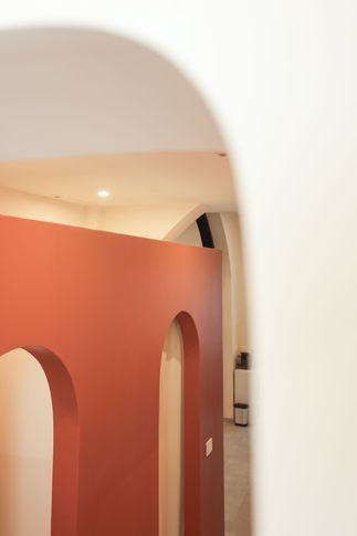 Corridoio in stile contemporaneo di 10 di Valentina Solera Architetto