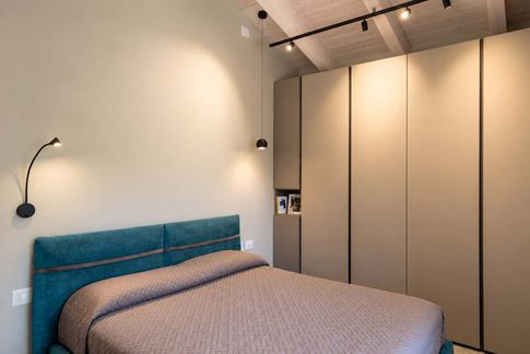Camera da Letto in stile moderno di 13 di MICHELE VOLPI STUDIO INTERIOR DESIGN