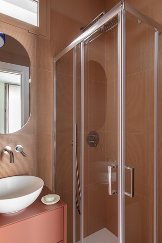 Bagno di Servizio in stile contemporaneo di 3 di Paper Plane design