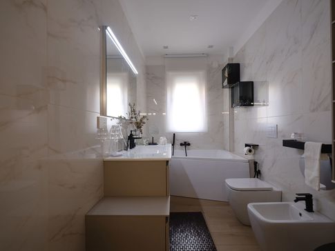 Bagno in stile contemporaneo di 6 di QuattroneArchitetti