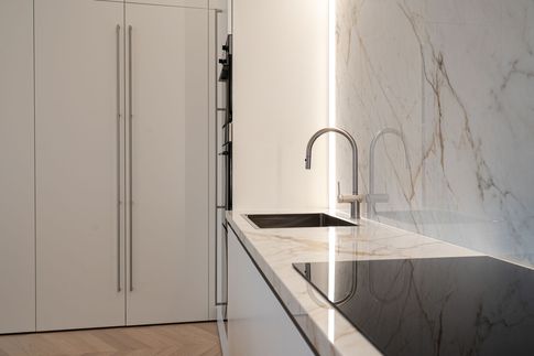 Open Space in stile contemporaneo di 100 di Formale.