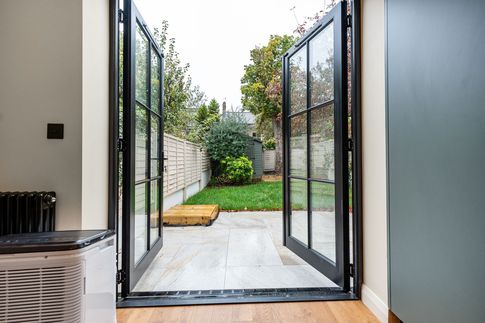 Giardino in stile contemporaneo di 30 di AT Design Studio