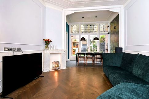 Soggiorno in stile moderno di 30 di Equus Architects