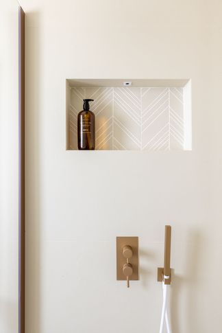 Bagno in stile contemporaneo di 6 di Archifacturing - Sara Cimarelli & Giorgio Opolka