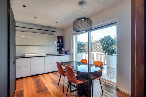 Cucina in stile moderno di 15 di MOB Architects