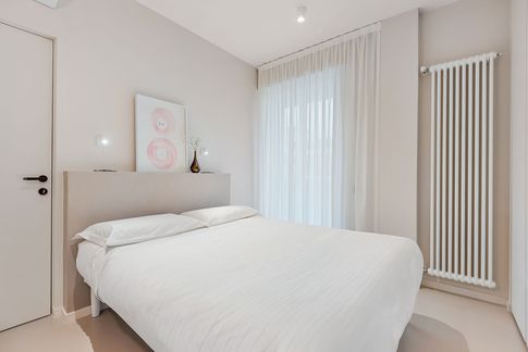 Camera da Letto in stile minimal di 11 di Sofia Carta Studio