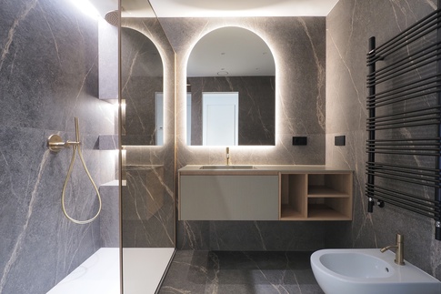 Bagno in stile moderno di 10 di Desearq studio - architettura e interior design