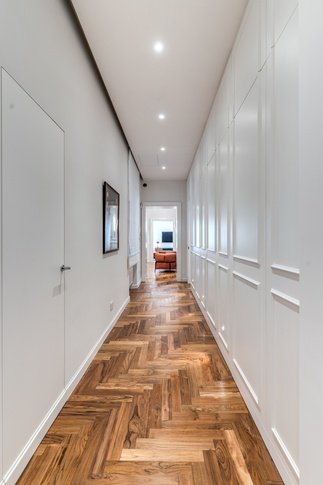 Corridoio in stile contemporaneo di 15 di MOB Architects