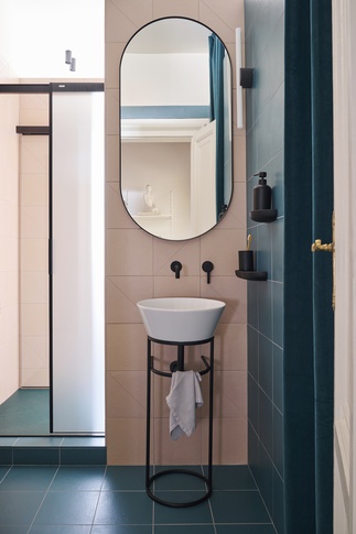 Bagno in stile pop art di 85 di Chantal Forzatti architetto