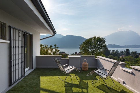 Terrazza in stile contemporaneo di 45 di TGA_Studio