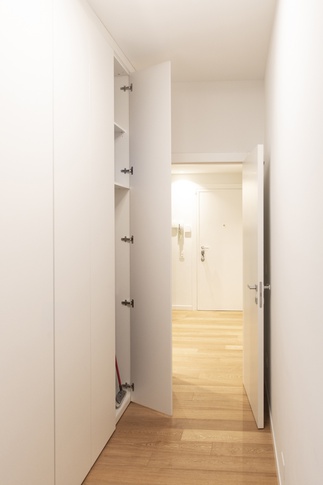 Corridoio in stile contemporaneo di 7 di Serena Trentarossi Architetto Corridoio in stile contemporaneo di 7 di Serena Trentarossi Architetto