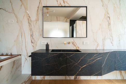 Bagno in stile contemporaneo di 20 di EasyRelooking srls