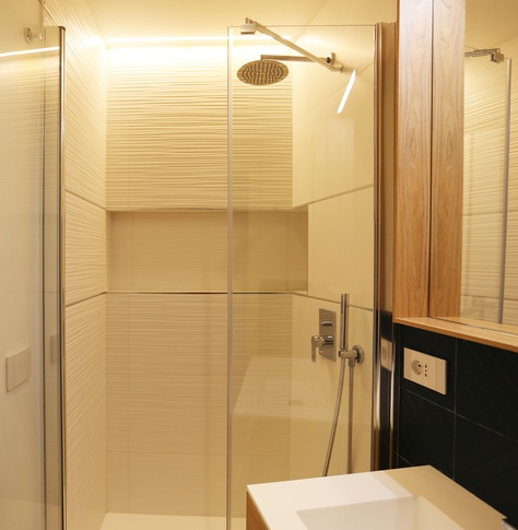 Bagno in stile contemporaneo di 4 di Carla Gatto Architetto