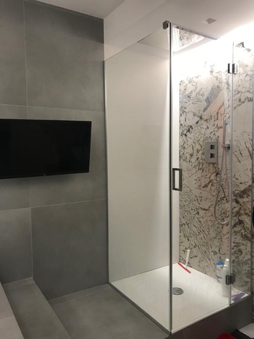 Bagno in stile contemporaneo di 8 di IMA STUDIO