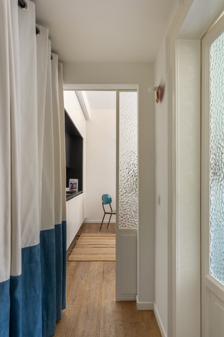 Corridoio in stile contemporaneo di 3 di tapas studio