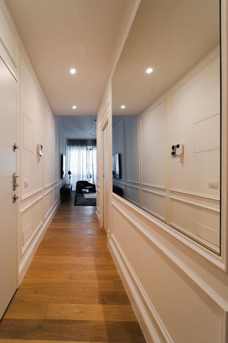 Corridoio in stile contemporaneo di 9 di Technical Works SRL