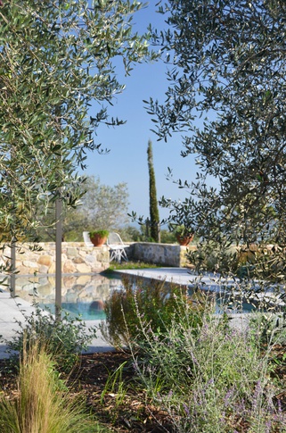 Piscina in stile mediterraneo di 140 di Gaia Granelli