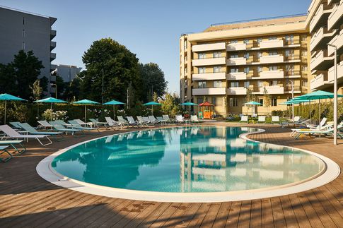 Piscina in stile contemporaneo di 1 di Lorenzo Franzi | Fotografia