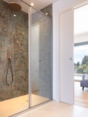 Bagno in stile moderno di 7 di Studio di Architettura Barbara Vucusa Architetto