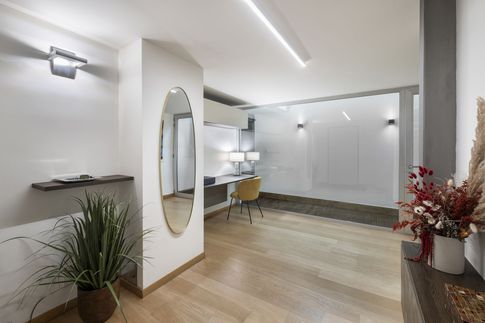 Ingresso in stile contemporaneo di 14 di Bossi Vigorito Building Interior