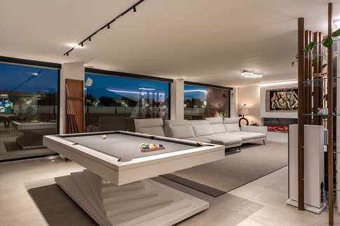 Open Space in stile moderno di 120 di MOB Architects