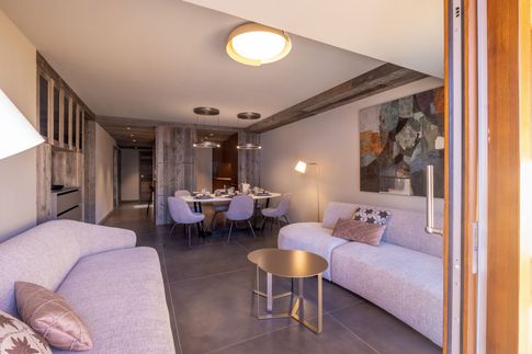 Soggiorno in stile moderno di 35 di Design Alpino