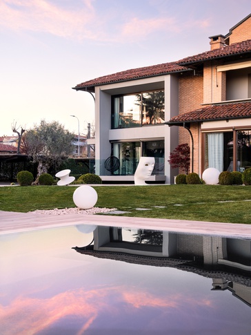 Piscina in stile moderno di 40 di Studio di Architettura Barbara Vucusa Architetto