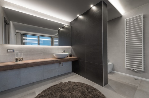 Bagno in stile moderno di 15 di SCA Studio