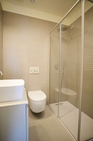 Bagno in stile moderno di 3 di Rinnova Home 3d