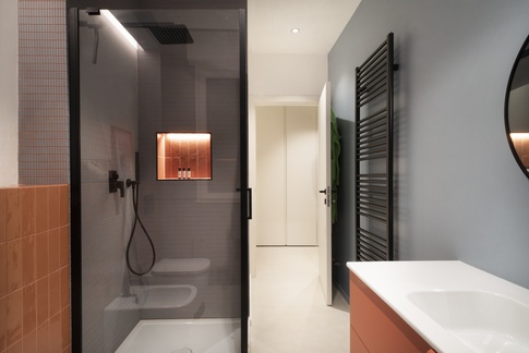 Bagno in stile pop art di 7 di Annalisa Buscarini Ingegnere Edile Architetto