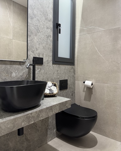 Bagno in stile contemporaneo di 2 di IMA STUDIO Bagno in stile contemporaneo di 2 di IMA STUDIO