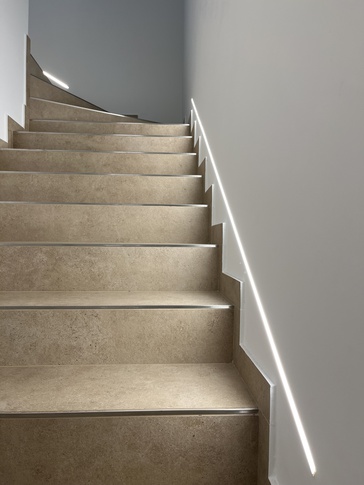 Ingresso in stile contemporaneo di 5 di BF interni Ingresso in stile contemporaneo di 5 di BF interni