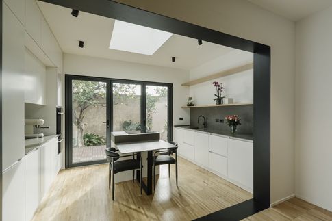 Open Space in stile contemporaneo di 38 di Tramas Open Space in stile contemporaneo di 38 di Tramas