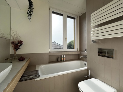 Bagno in stile contemporaneo di 4 di bdastudio