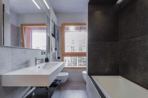 Bagno in stile moderno di 7 di Desearq studio - architettura e interior design