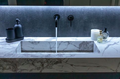 Bagno in stile contemporaneo di 7 di Castelli Sasso architetti