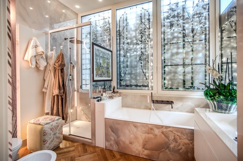 Bagno in stile contemporaneo di 8 di MOB Architects Bagno in stile contemporaneo di 8 di MOB Architects
