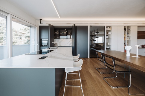 Open Space in stile moderno di 70 di SMartSTUDIO Open Space in stile moderno di 70 di SMartSTUDIO