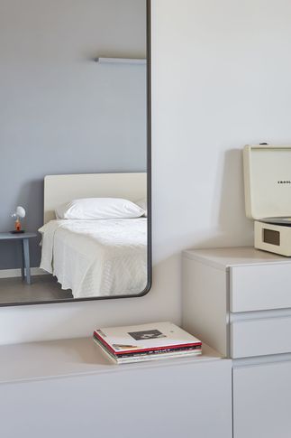 Camera da Letto in stile contemporaneo di 16 di Giulia Dagheti Architetto