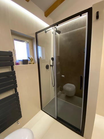 Bagno in stile contemporaneo di 6 di IMA STUDIO