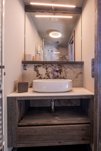 Bagno in stile moderno di 2 di Design Alpino