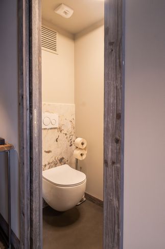 Bagno in stile moderno di 2 di Design Alpino