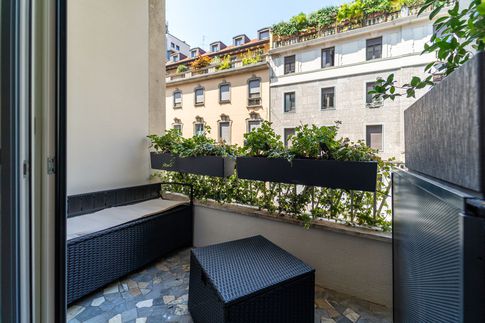Balcone in stile contemporaneo di 4 di Technical Works SRL Balcone in stile contemporaneo di 4 di Technical Works SRL